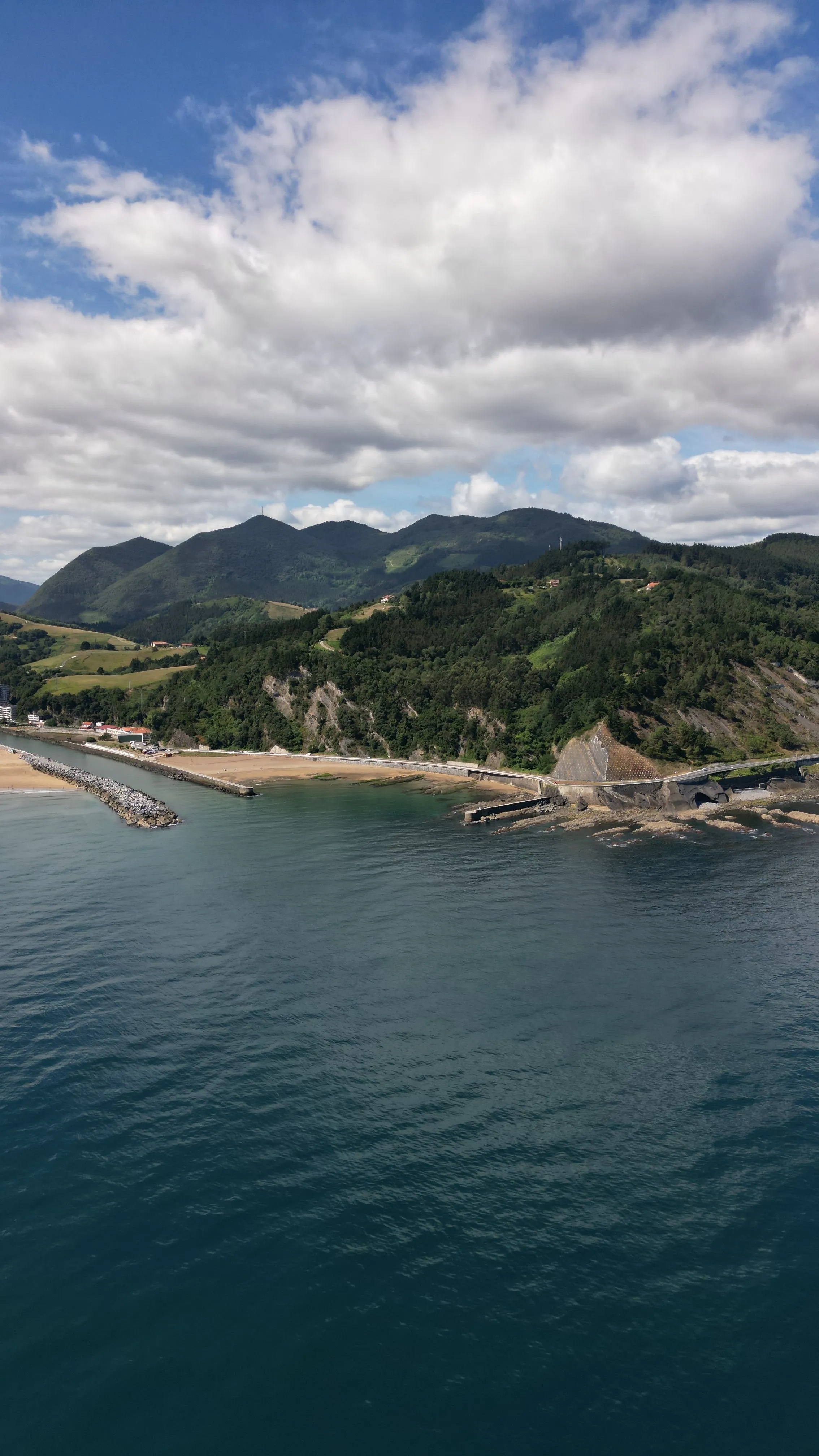 Vistas de la ría de Urdaibai desde Busturia, con marea y monte al fondo